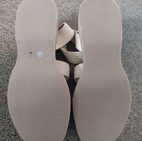 Steve Madden Beige Platform Sandals - Picture 4 of 4